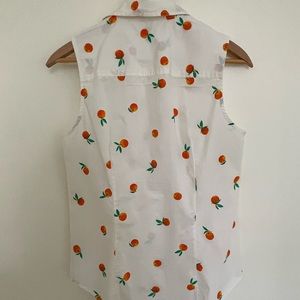 Orange-print sleeveless collared shirt